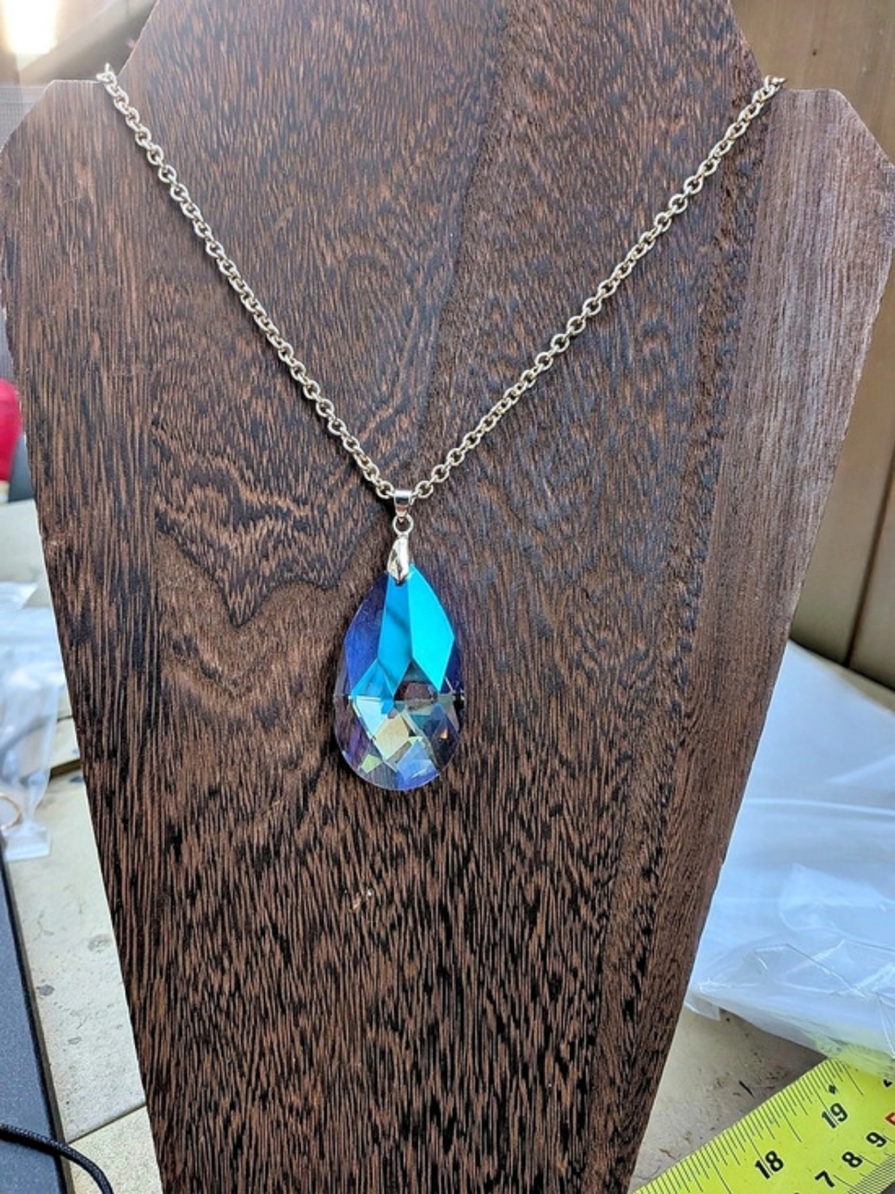 Vintage Avon NWT Iridescent Crystal Teardrop Pendant Necklace Gold Tone